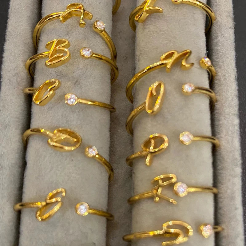 A to Z initial ring for women made of adjustable stainless steel in gold color. A stylish and personal accessory, perfect as a gift or couple jewelry.