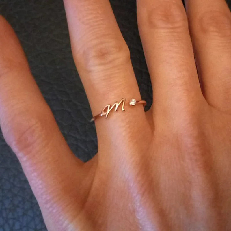 A to Z initial ring for women made of adjustable stainless steel in gold color. A stylish and personal accessory, perfect as a gift or couple jewelry.
