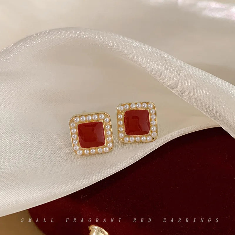 Korean-inspired geometric pearl ear clips with contrast colors. Retro style, no ear piercing required.