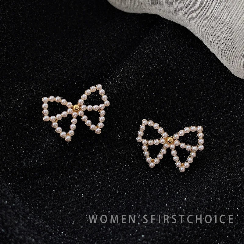 Korean-inspired geometric pearl ear clips with contrast colors. Retro style, no ear piercing required.