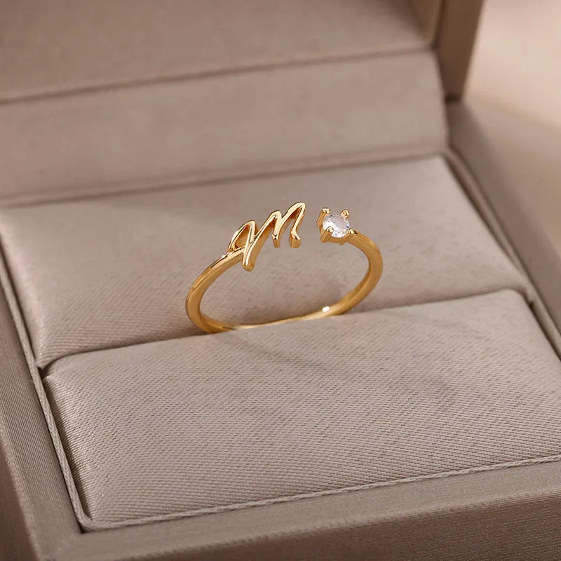 A to Z initial ring for women made of adjustable stainless steel in gold color. A stylish and personal accessory, perfect as a gift or couple jewelry.