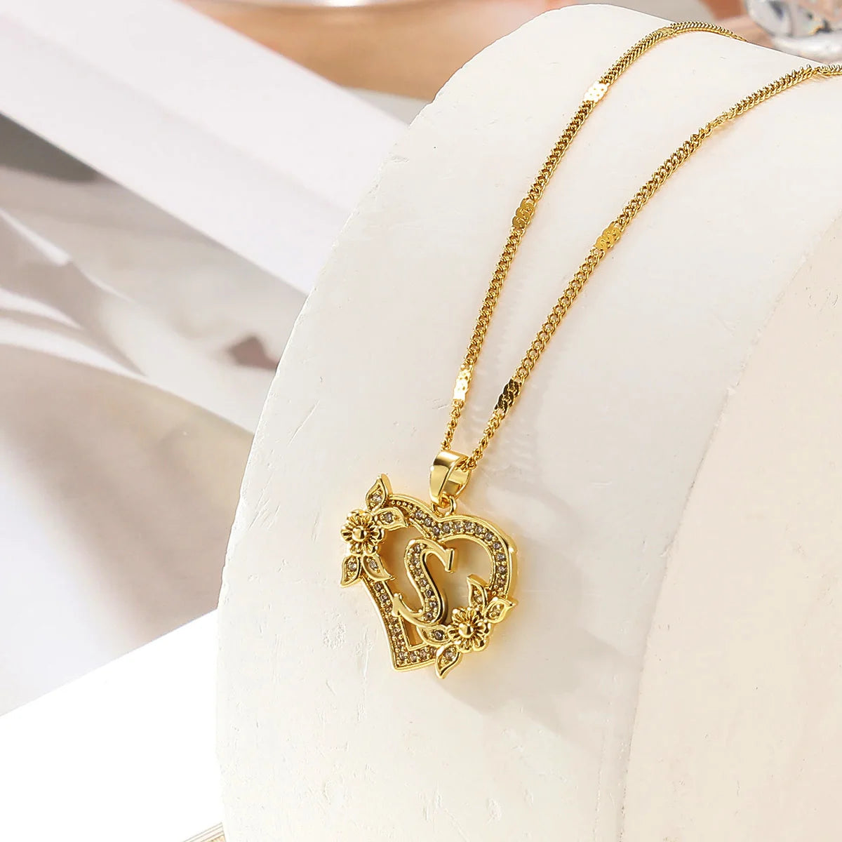 Gold-colored stainless steel heart initial necklace for women – personal, modern, and gift-ready.