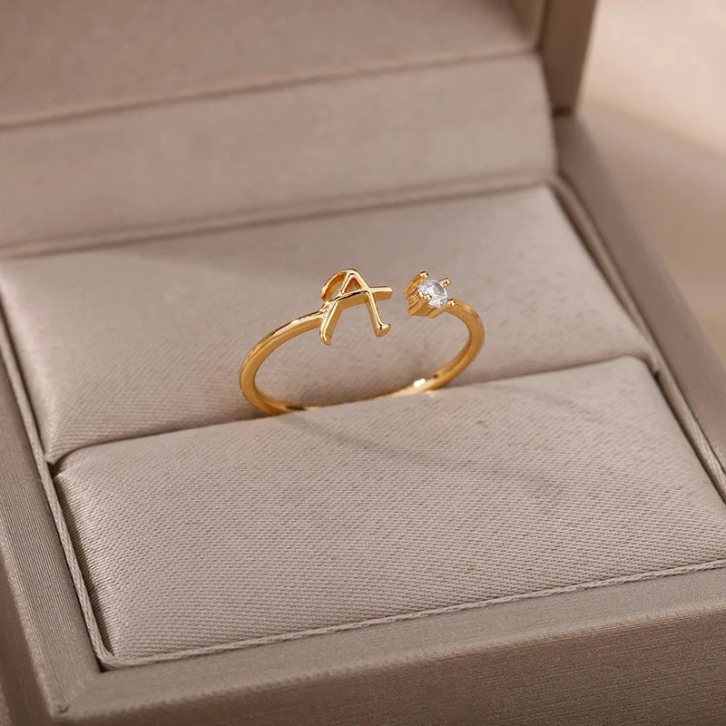 A to Z initial ring for women made of adjustable stainless steel in gold color. A stylish and personal accessory, perfect as a gift or couple jewelry.