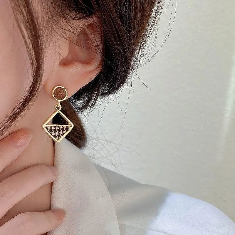 Korean-inspired geometric pearl ear clips with contrast colors. Retro style, no ear piercing required.