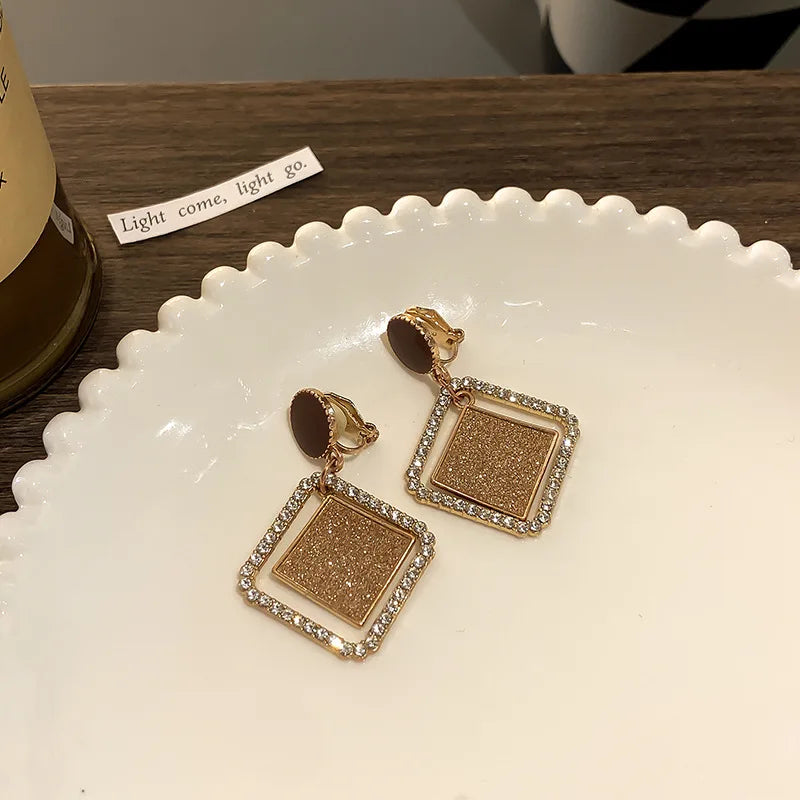 Korean-inspired geometric pearl ear clips with contrast colors. Retro style, no ear piercing required.