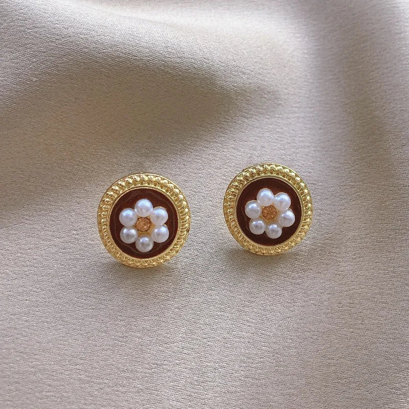 Korean-inspired geometric pearl ear clips with contrast colors. Retro style, no ear piercing required.