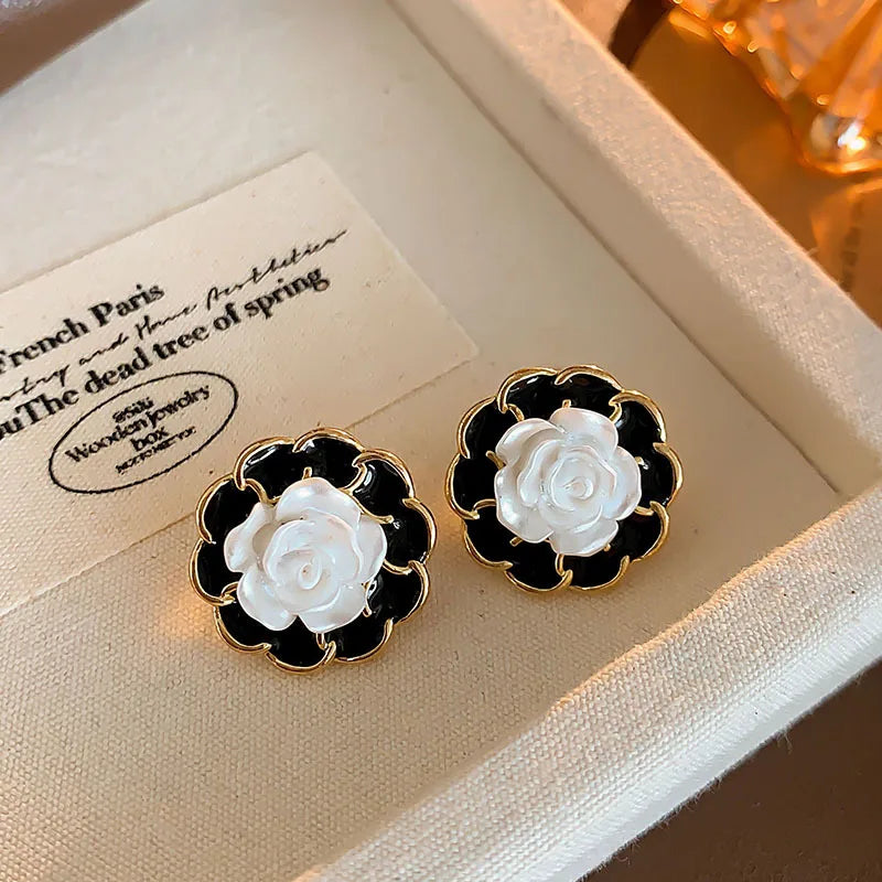 Korean-inspired geometric pearl ear clips with contrast colors. Retro style, no ear piercing required.